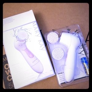 New! MK Skinvigorate Cleansing Brush